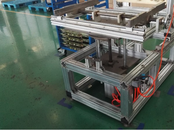 工業(yè)鋁型材生產(chǎn)廠家，除了生產(chǎn)鋁型材，還包括連接件