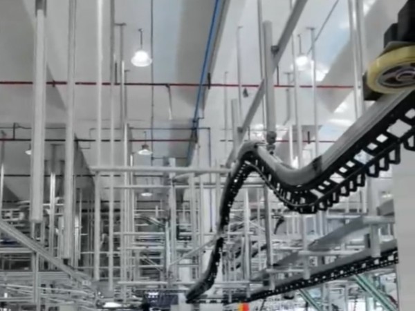 以前對比現(xiàn)在，服裝單軌框架吊掛系統(tǒng)的出現(xiàn)